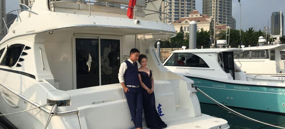Un jeune couple a loué un bateau dans la marina de Xinghai, le temps d'une séance photos. - Crédits photo : Elodie Goulesque